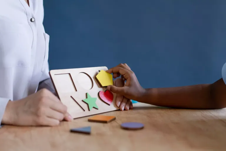 Niño durante una sesión de terapia ocupacional